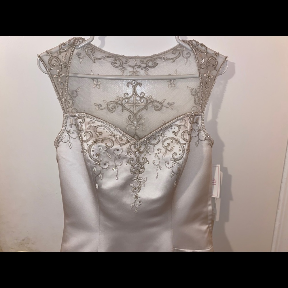 NWT WEDDING DRESS WITH A LONGER ATTACHABLE TRAIN